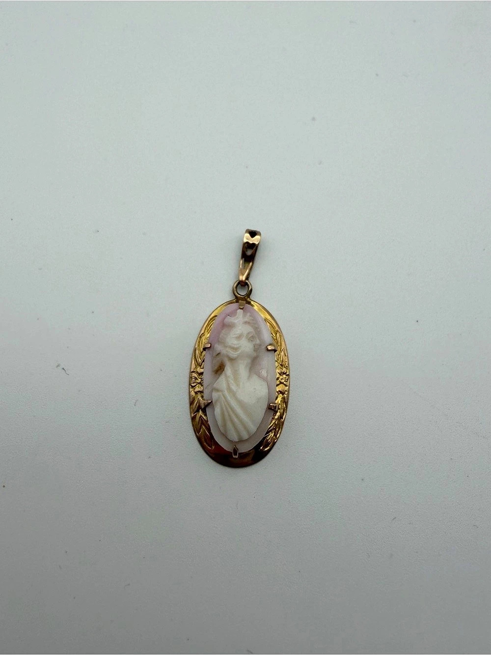 Vintage 10k gold craved ornate cameo pendant